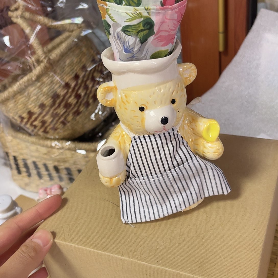 瓷片小熊和桌布啊