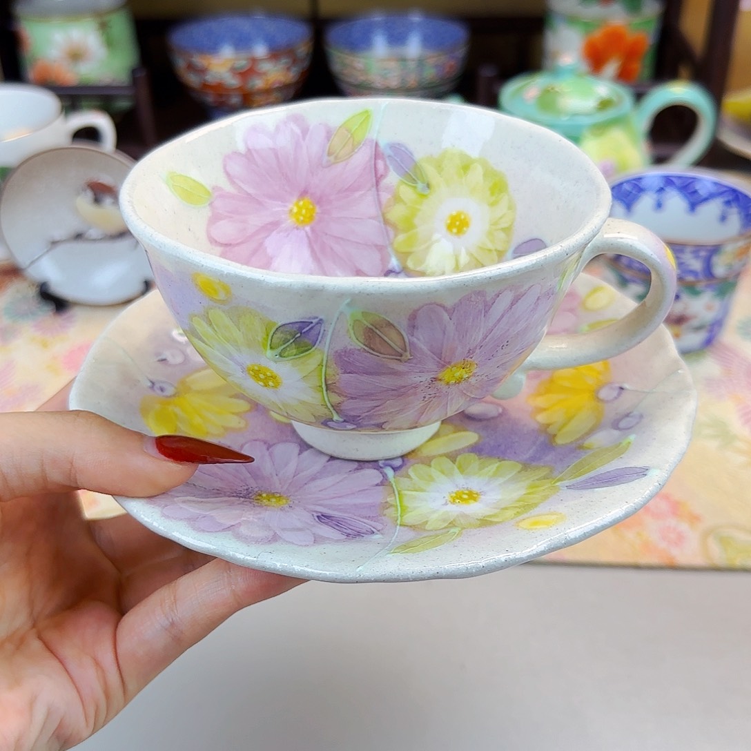 他家瓷器茶具真美！