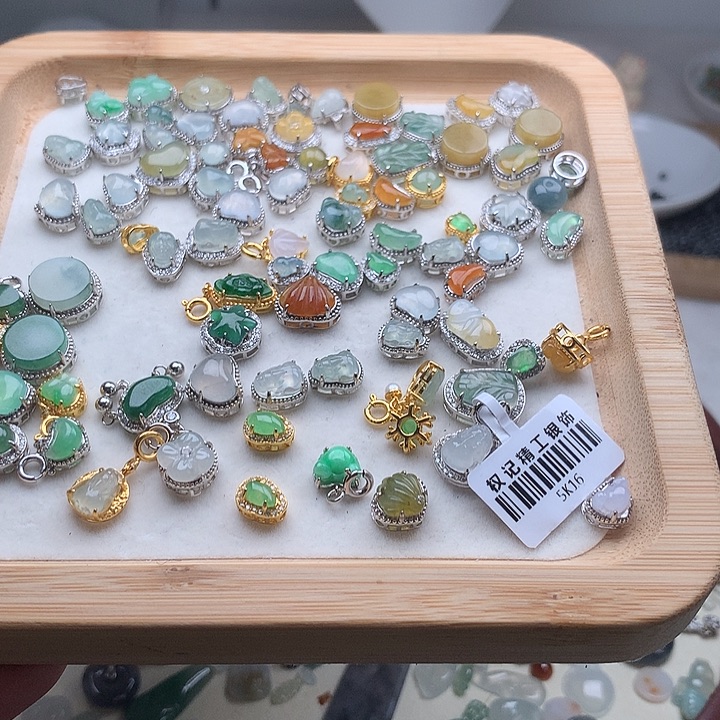 翡翠未镶嵌颈饰小潘潘1个