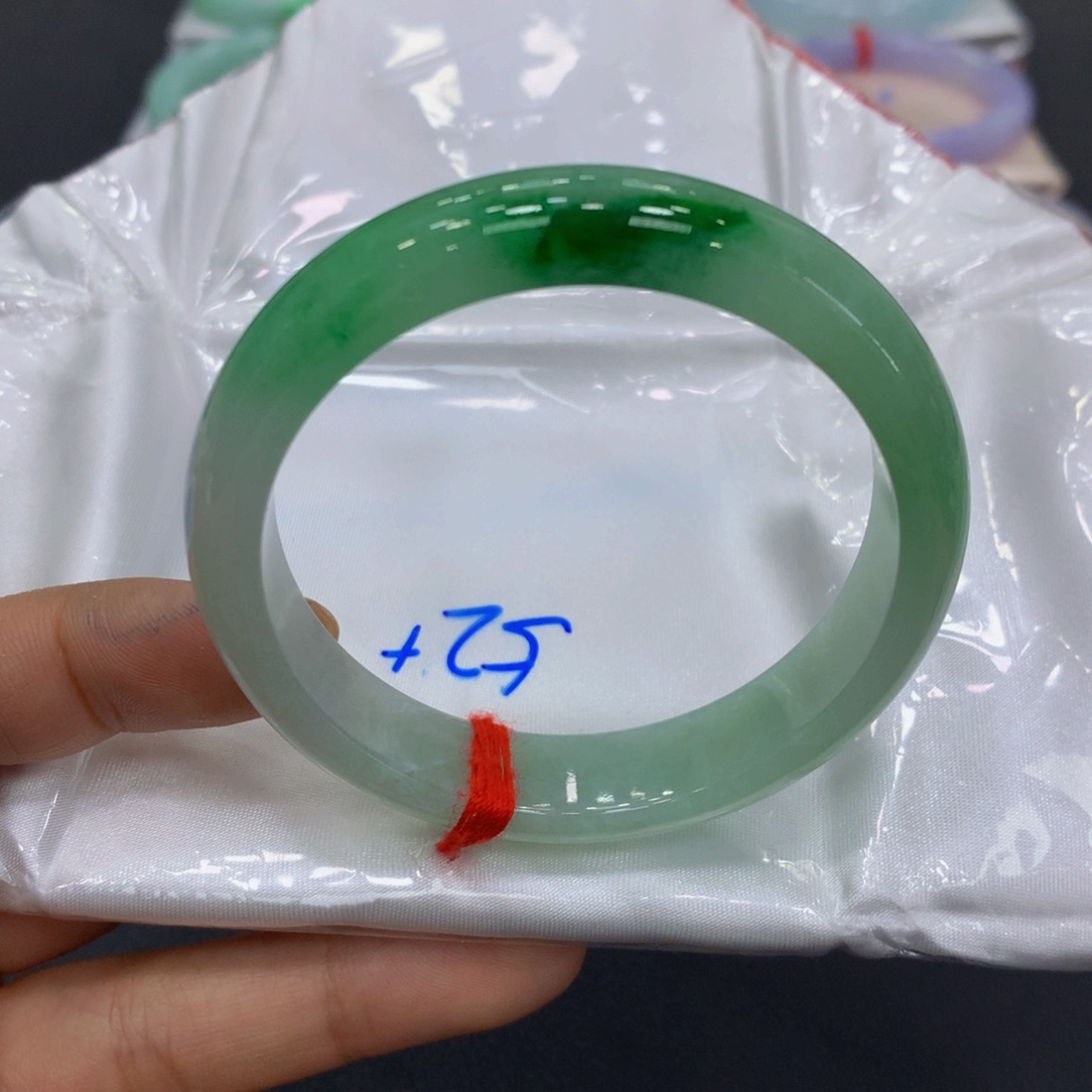 翡翠手镯未镶嵌翡翠