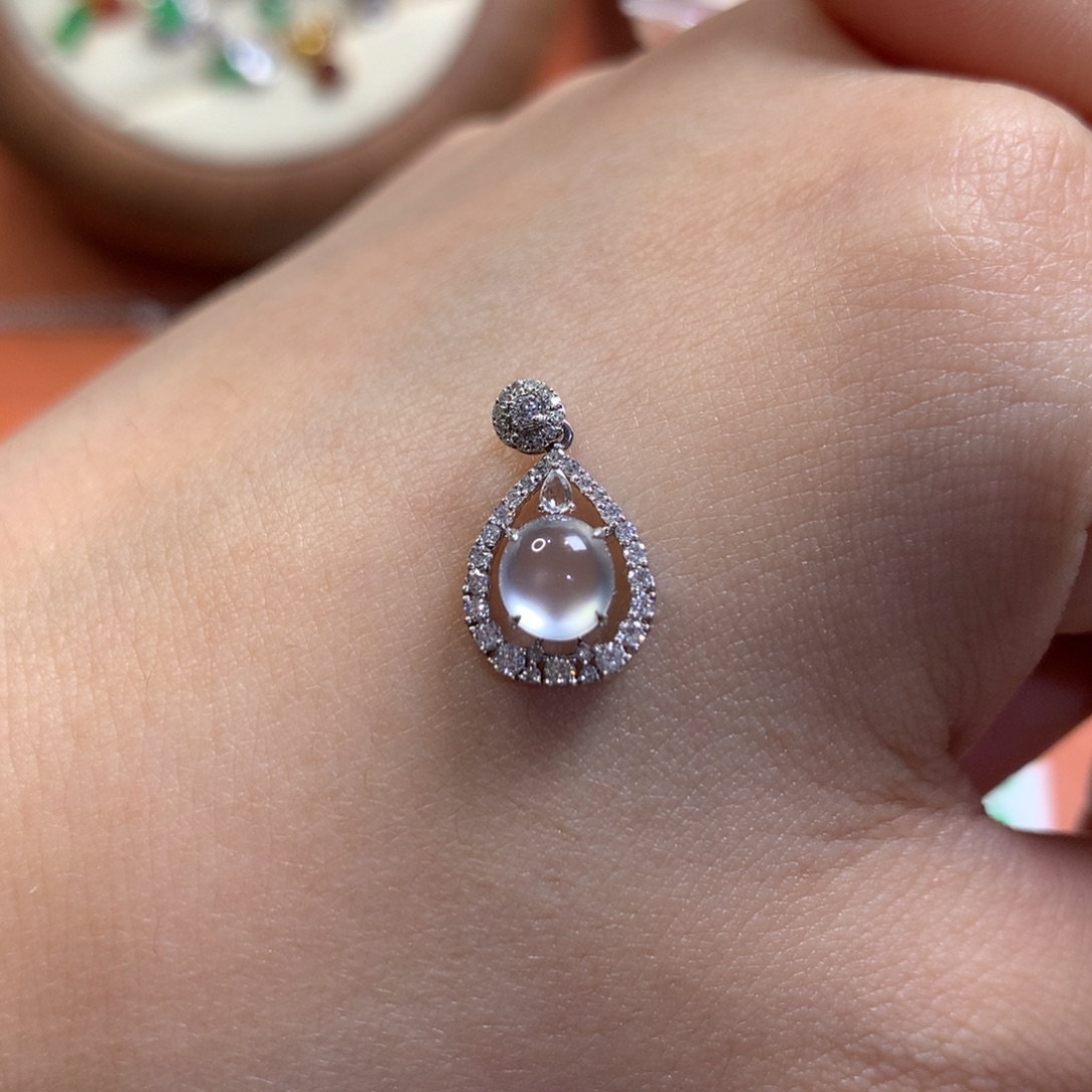 颈饰未镶嵌翡翠水滴蛋吊坠