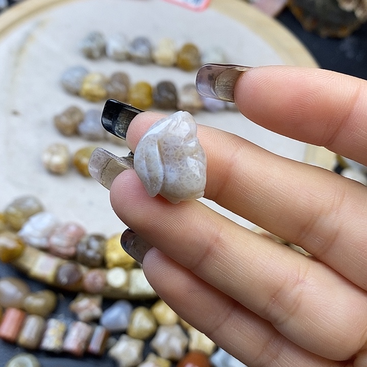 针钠钙石（海纹石）未镶嵌颈饰