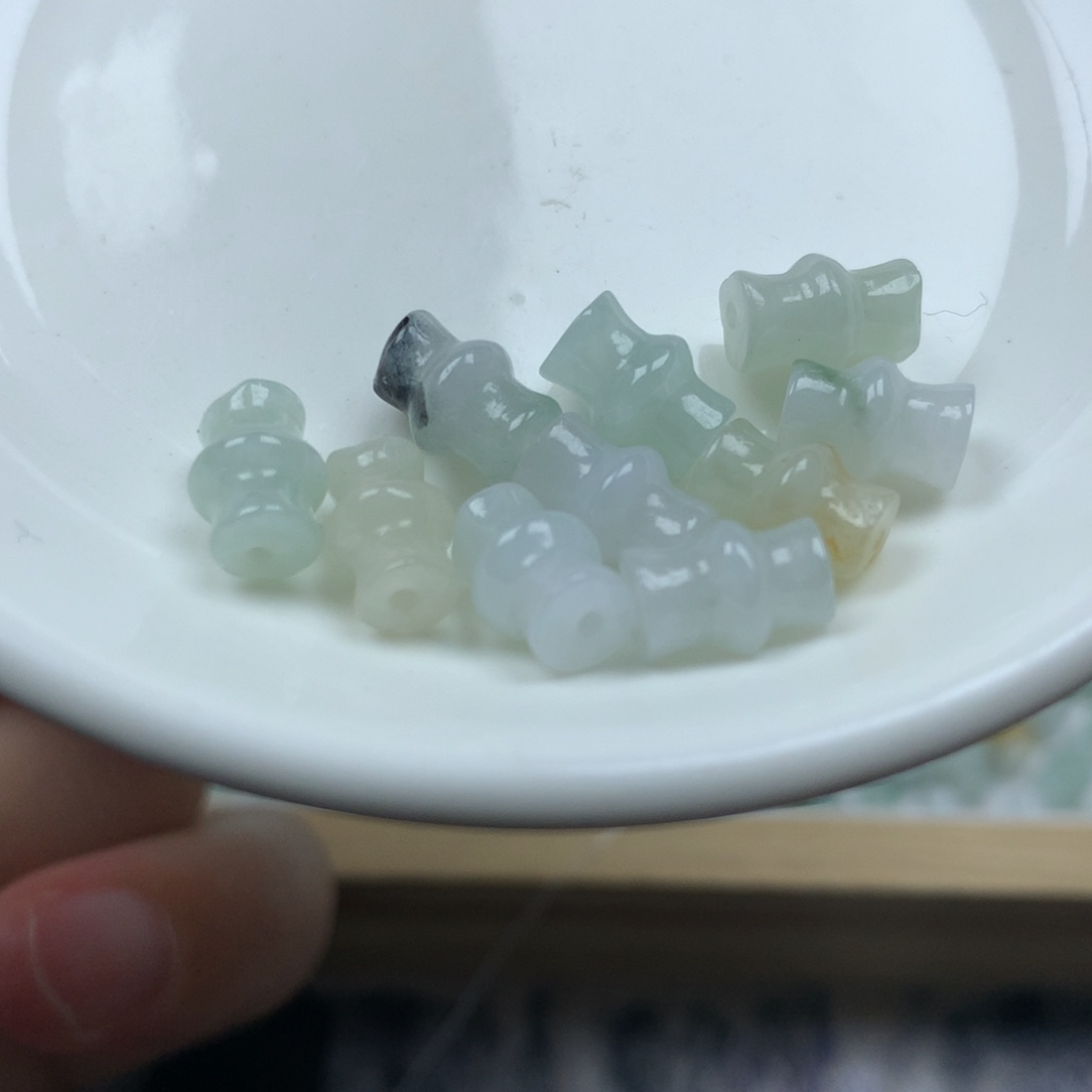 翡翠颈饰未镶嵌竹节珠。10颗。卡9 