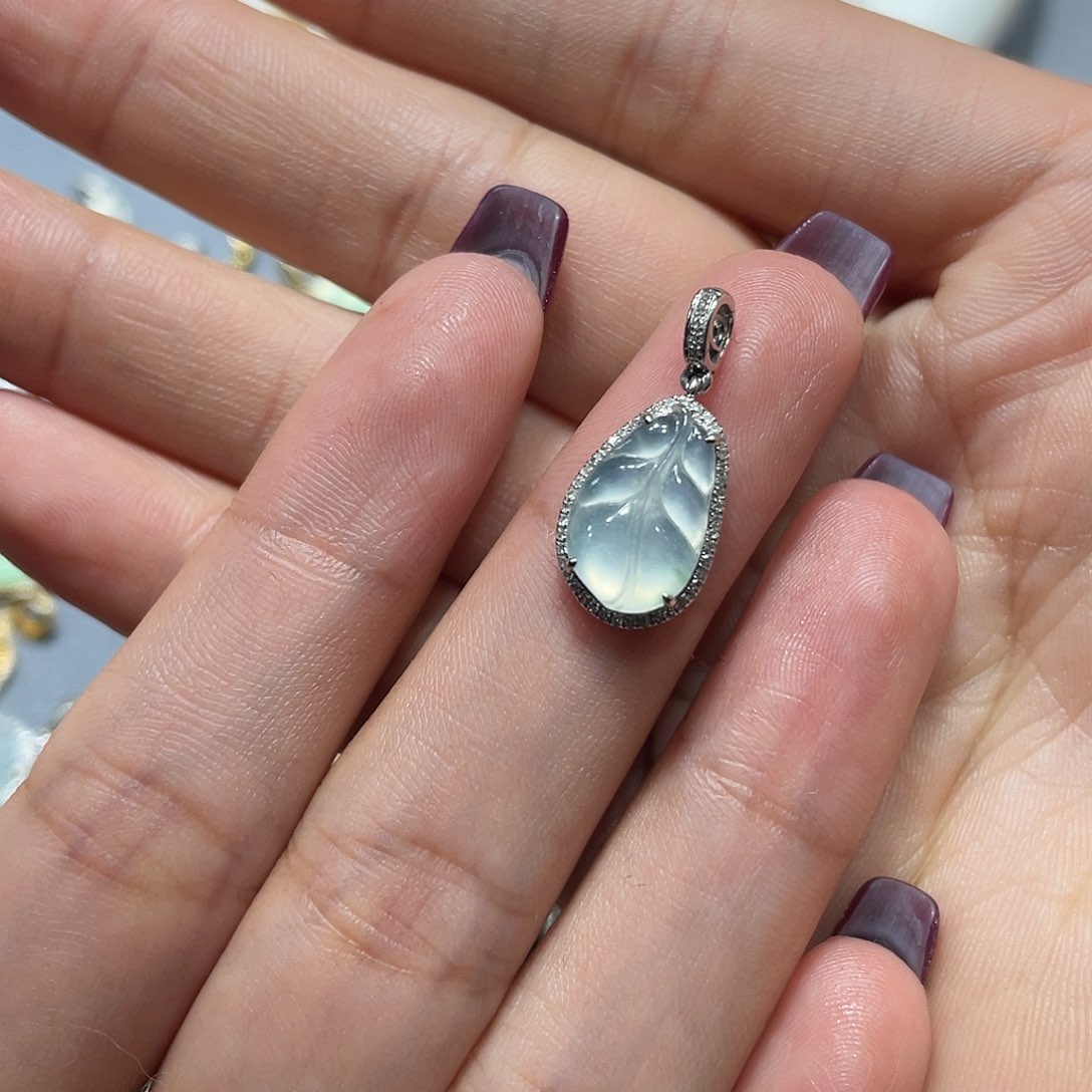 翡翠18K金镶嵌吊坠(不含链)豪****坤