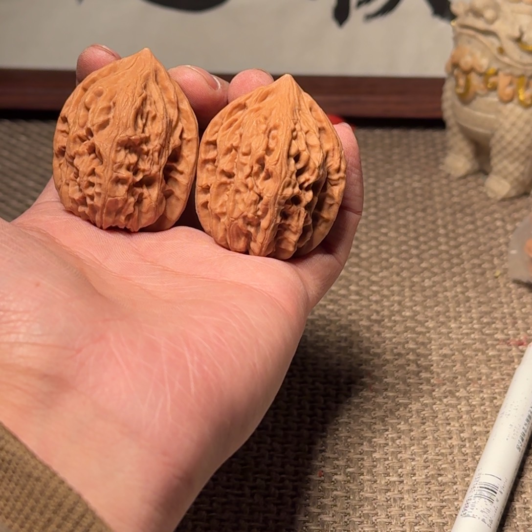 文玩核桃吊坠耳钉等饰物装饰着花纹精致别致和