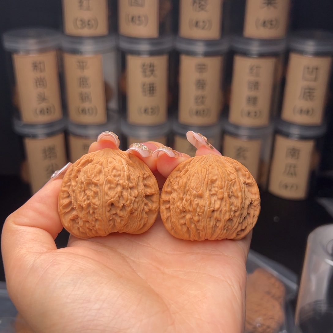 小***李文玩核桃吊坠绣球