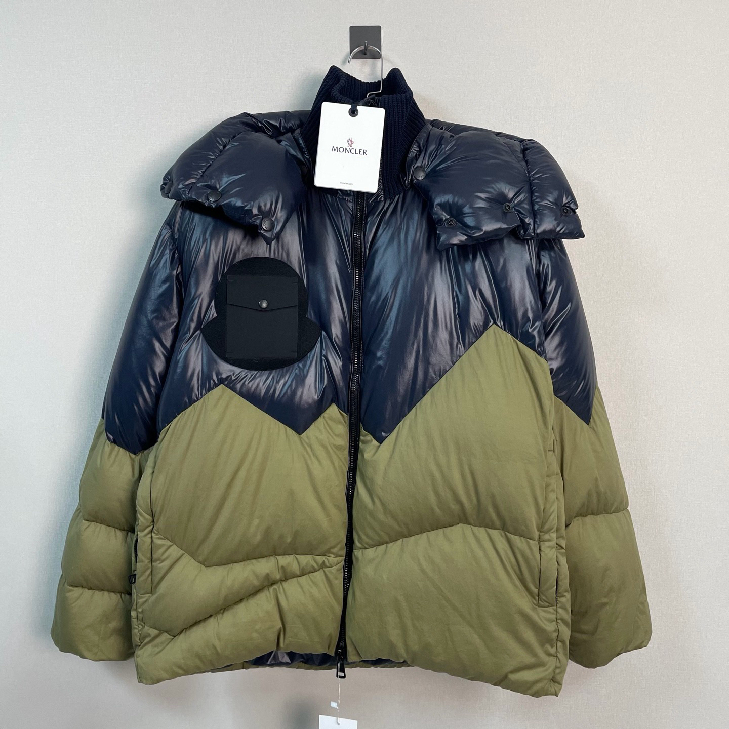 未使用 MONCLER 盟可睐亮面拼接徽标羽绒服/3码/全新带吊/价16000