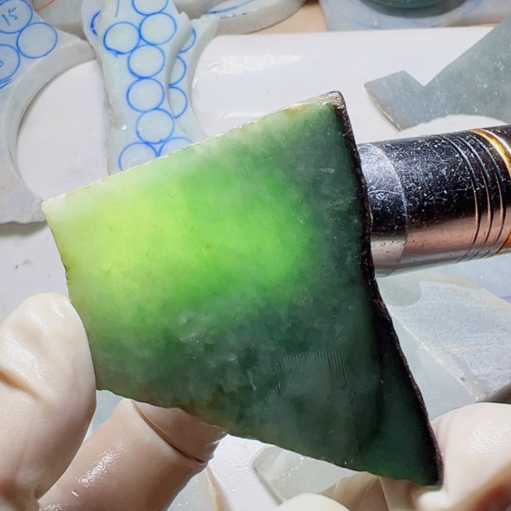 翡翠颈饰未镶嵌翡翠片料