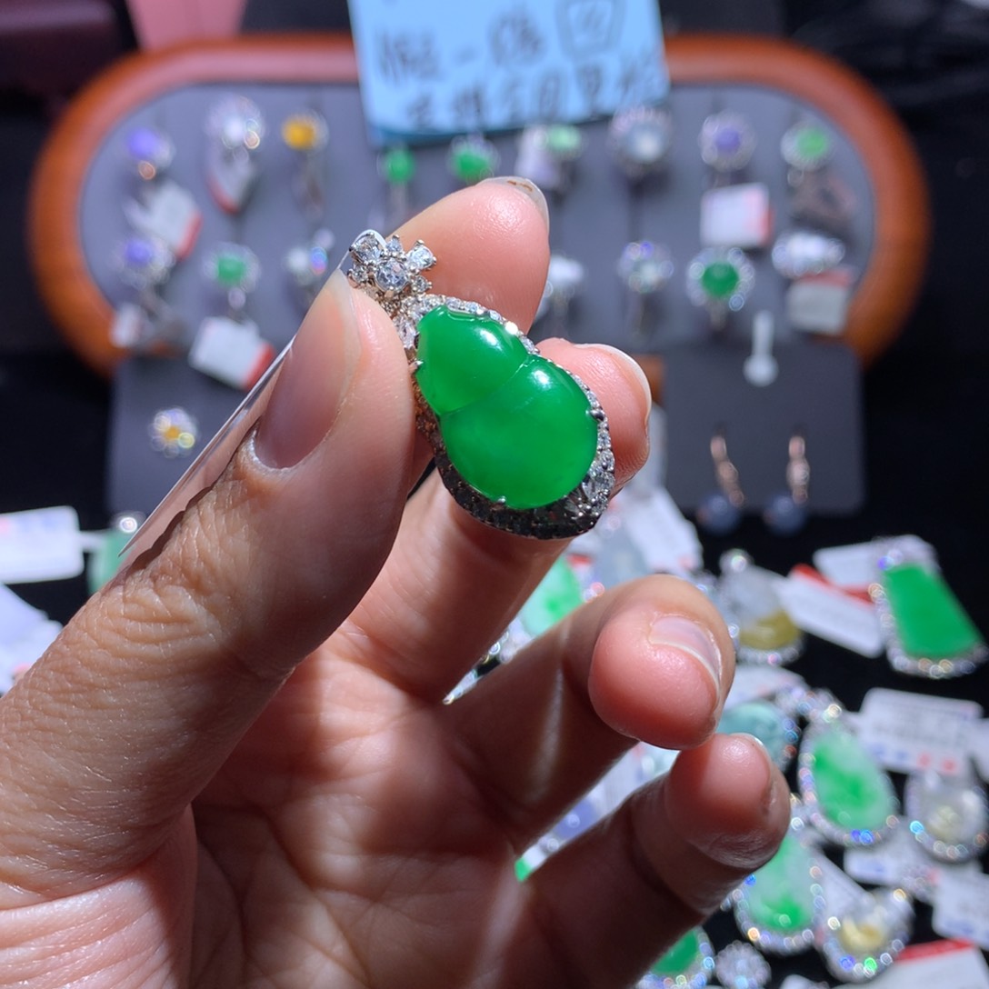 翡翠颈饰银S925镶嵌天然翡翠A货缅料高冰阳绿葫芦吊坠