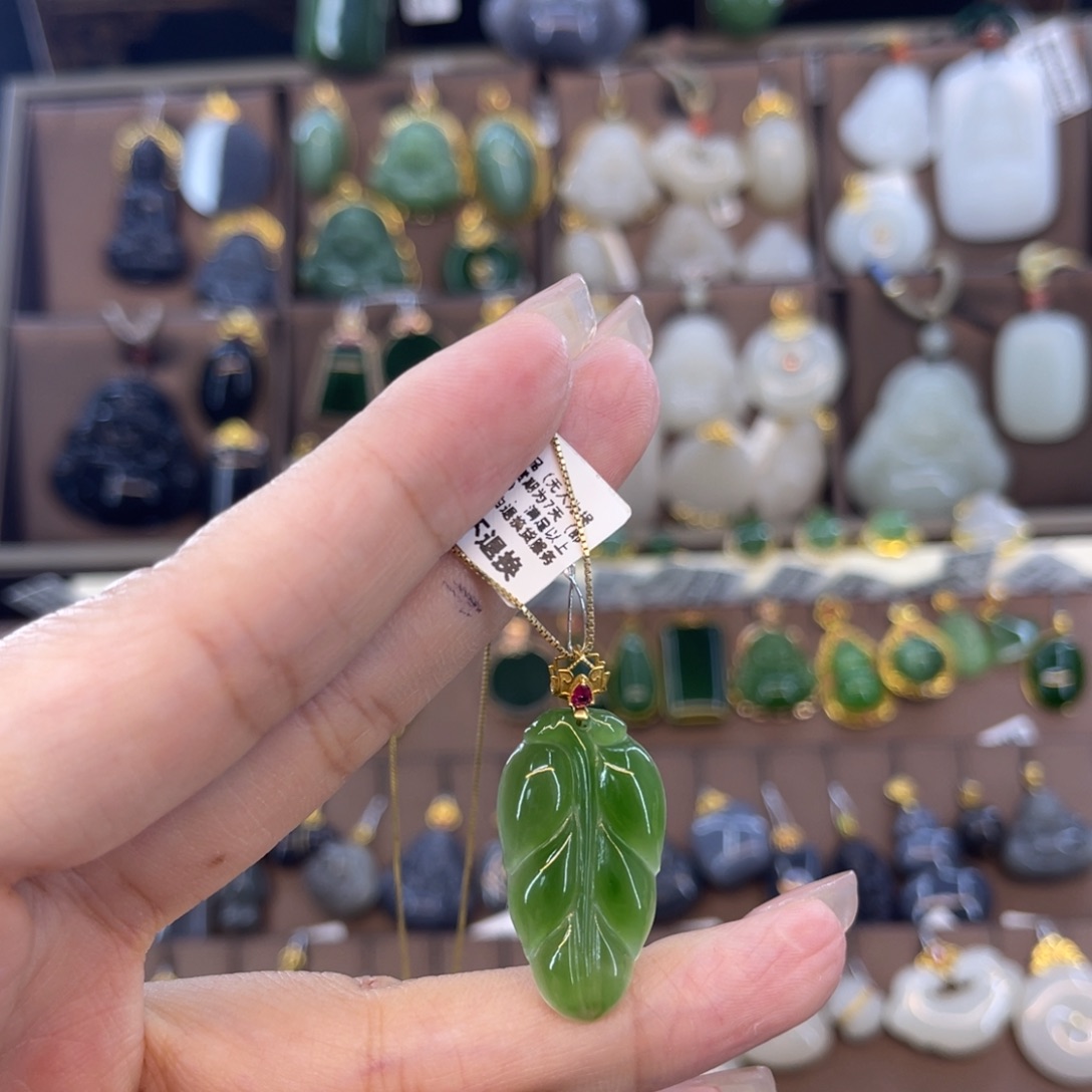 和田玉吊坠18K金镶嵌