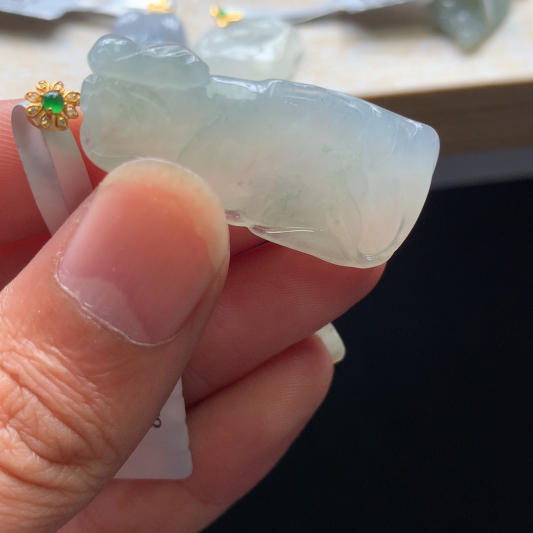 翡翠18K金镶嵌颈饰吊坠