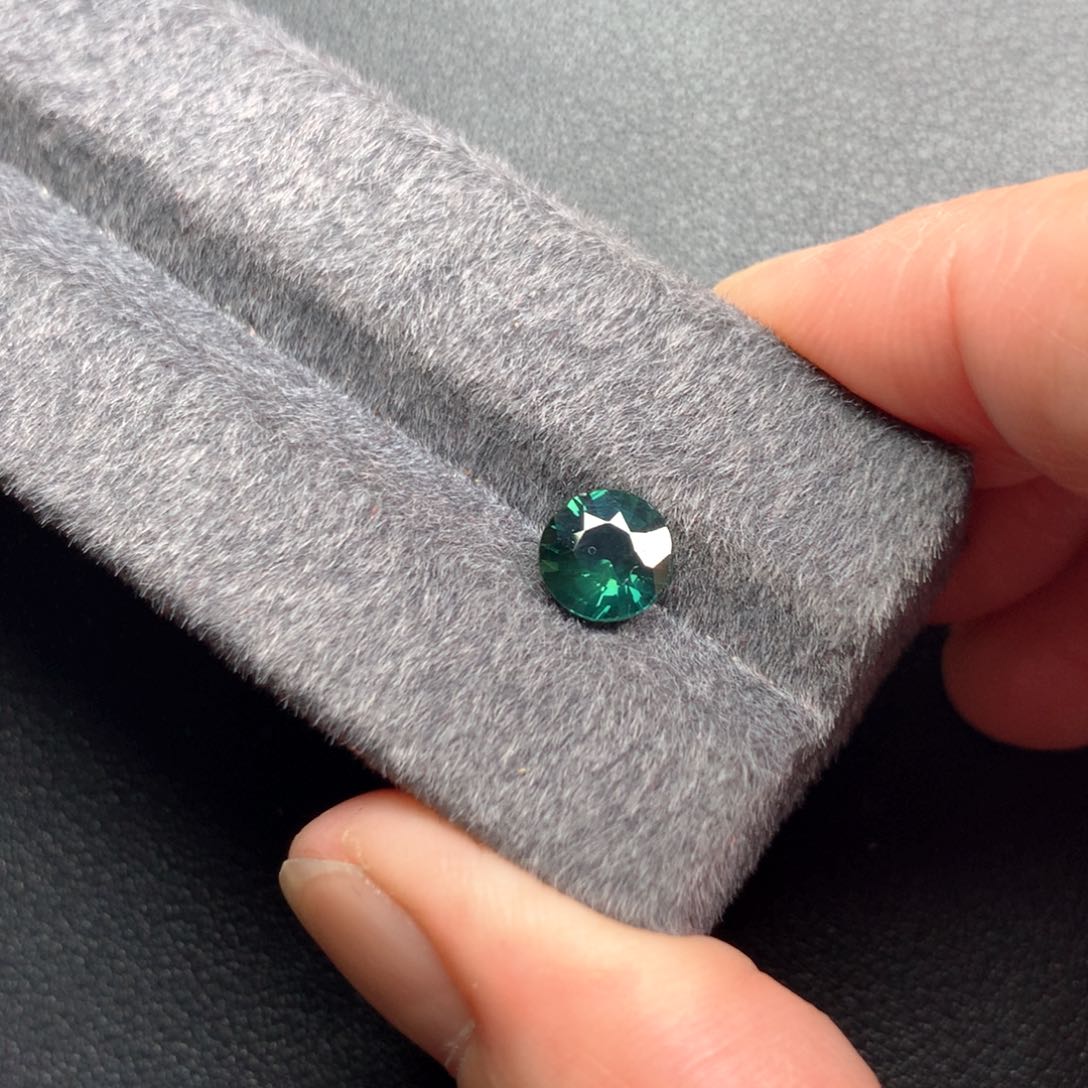 蓝宝石裸石未镶嵌