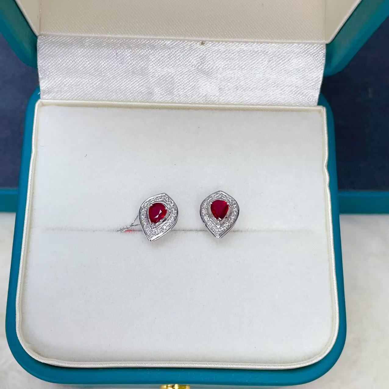 18K白金天然红宝石耳钉主石0.56ct水滴款时尚精致Y17178