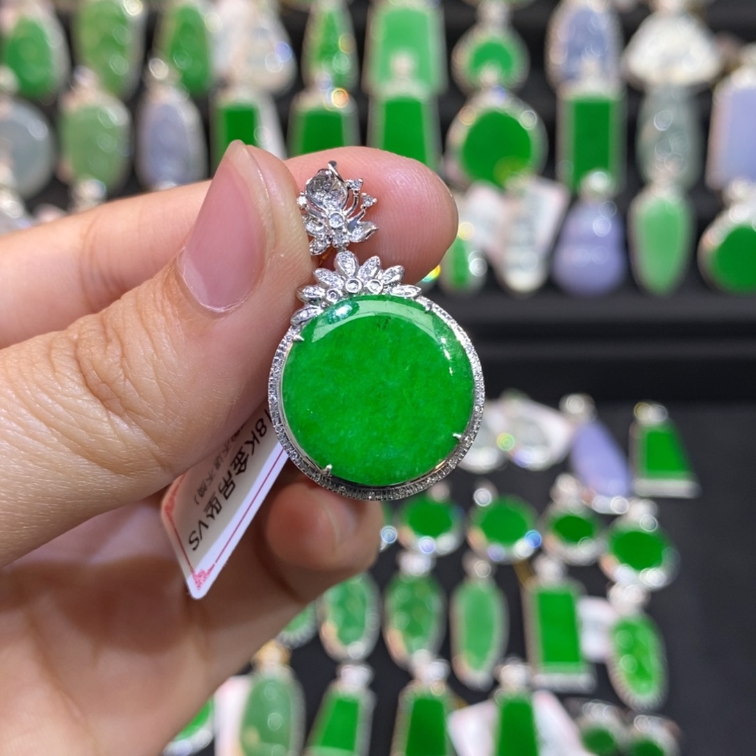 翡翠18K金镶嵌吊坠(不含链)清货价有小纹不介意可拍～