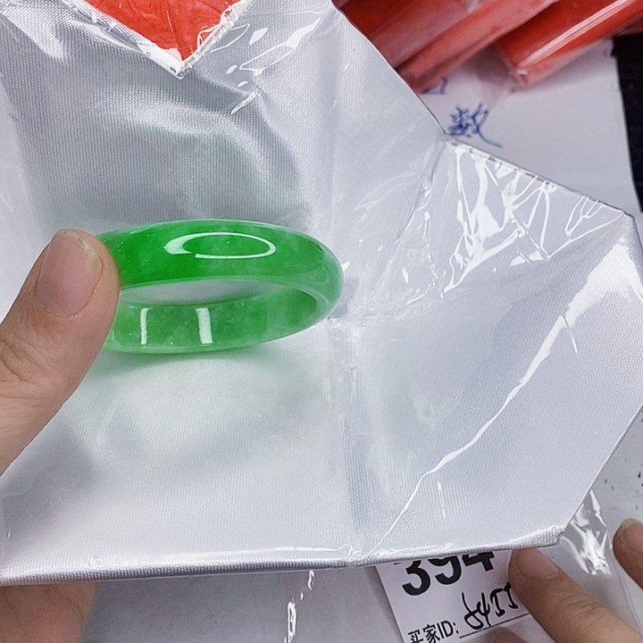 翡翠未镶嵌手镯一图一物实物为准（微瑕处理）