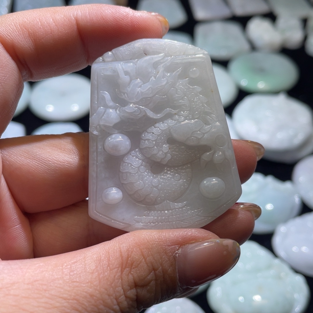 翡翠未镶嵌颈饰龙牌