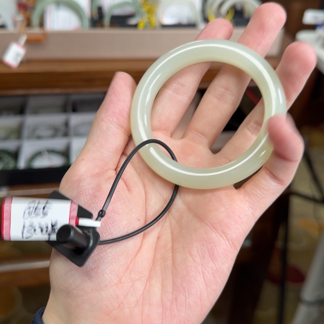 和田玉未镶嵌手镯