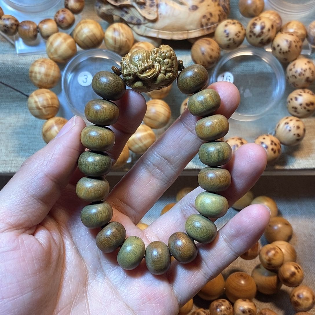 柏木（崖柏）绿檀算盘珠1.4雕刻狮子