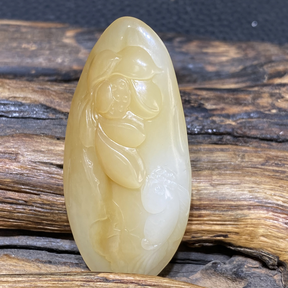 且末金山糖白玉莲年有余吊坠