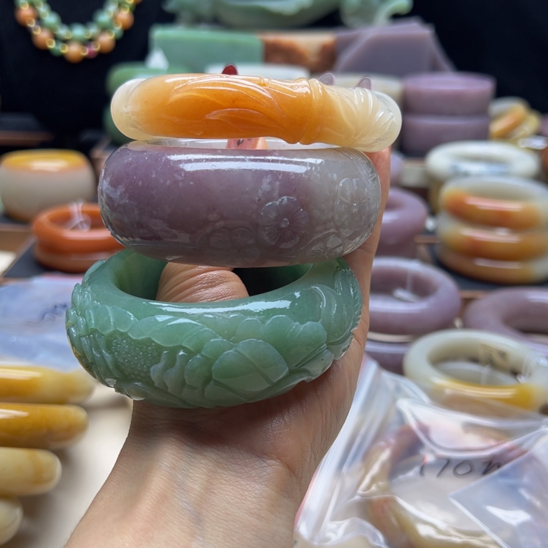 苏***雪石英质玉未镶嵌手镯