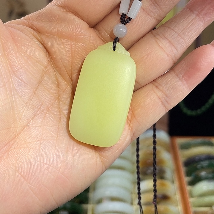 山***斯和田玉未镶嵌颈饰