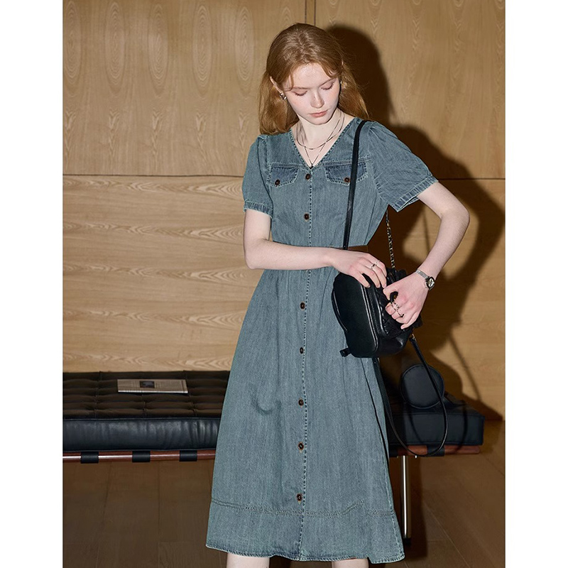 复古浅蓝薄款牛仔连衣裙女夏季2025新款今年流行的漂亮裙子爆款