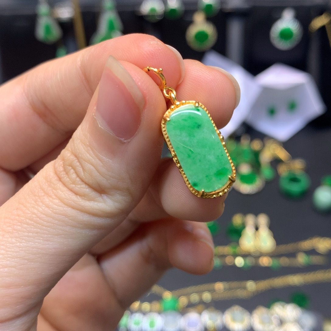 翡翠未镶嵌颈饰有纹裂