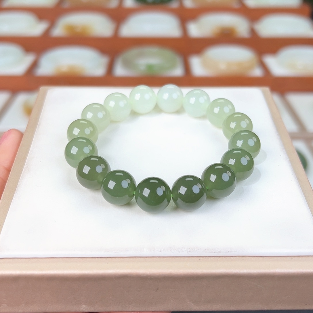 和田玉手串未镶嵌湖水渐变