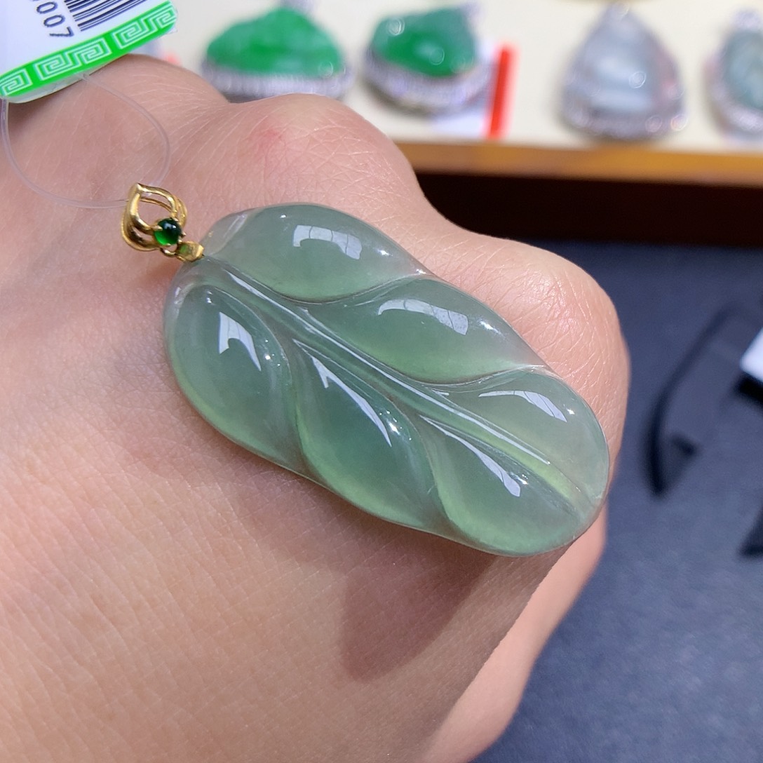 翡翠颈饰18K金镶嵌叶子
