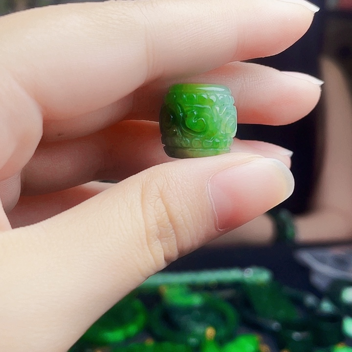 翡翠未镶嵌颈饰多样性