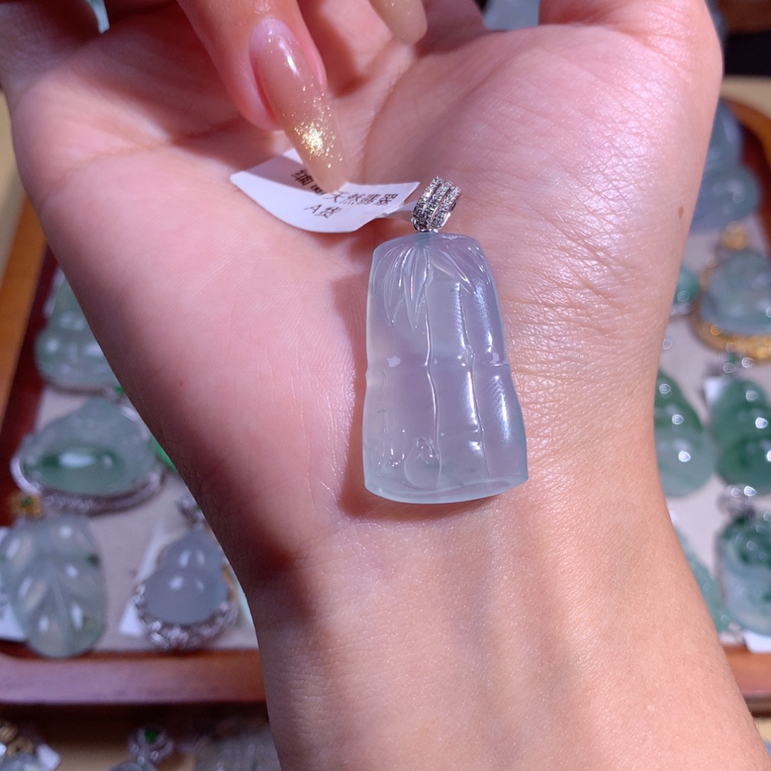 翡翠吊坠(不含链)18K金镶嵌