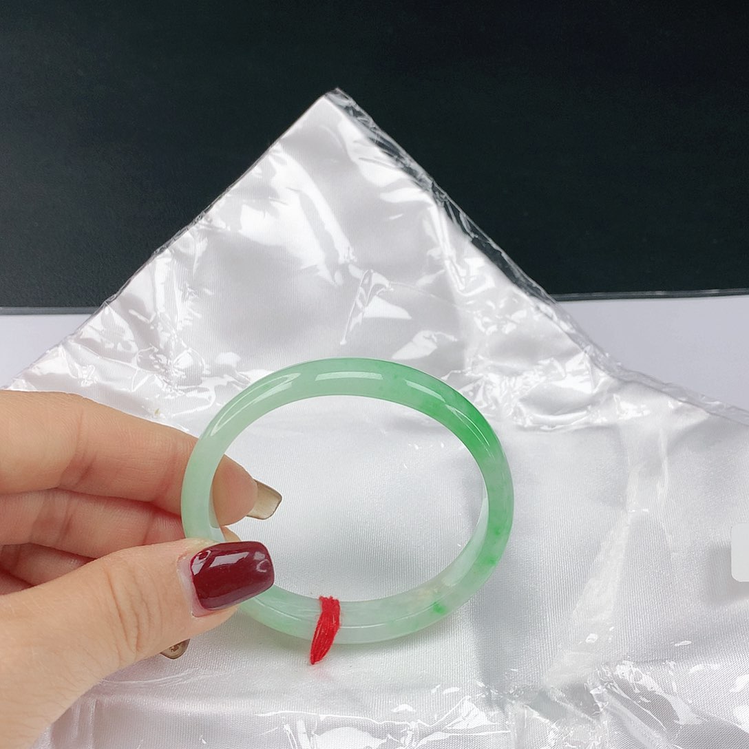 翡翠手镯未镶嵌翡翠085