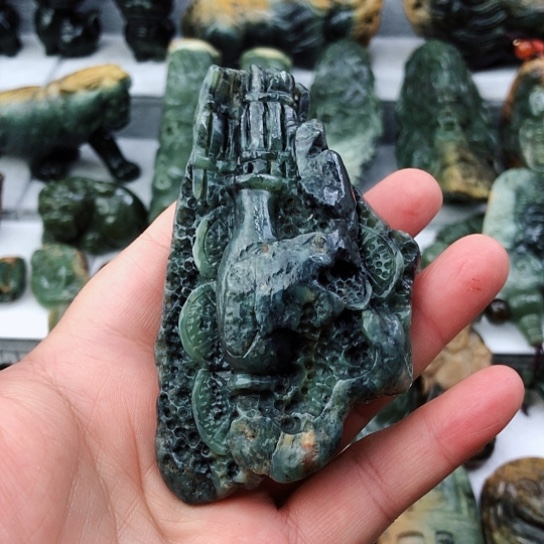 未镶嵌岫岩河磨玉（透闪石质玉）把件