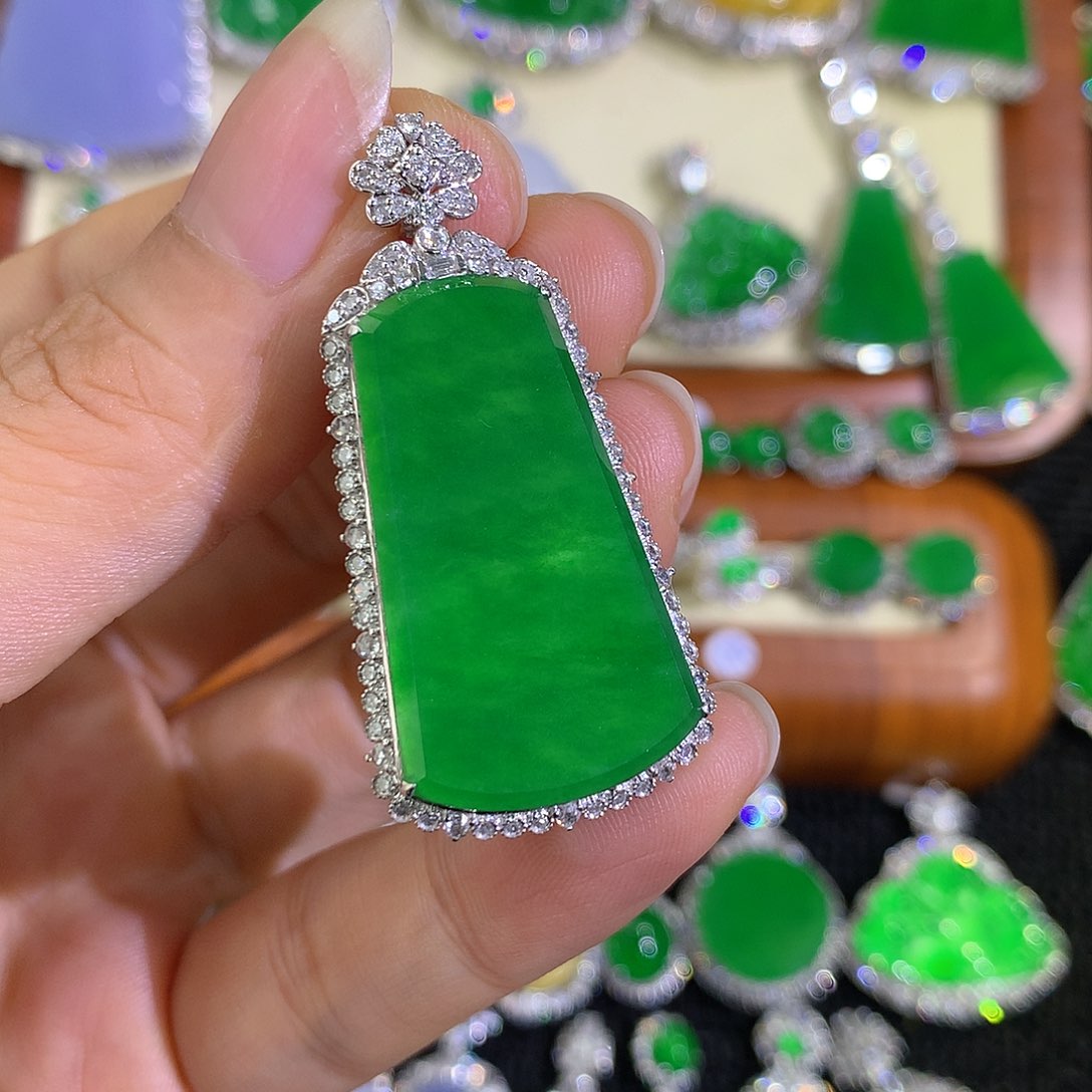 翡翠18K金镶嵌颈饰无事牌