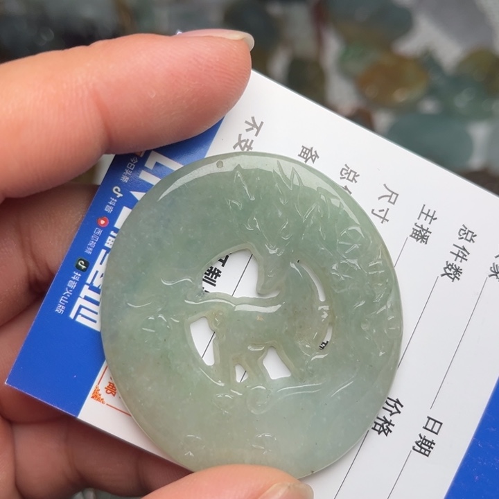 翡翠未镶嵌颈饰鹿牌