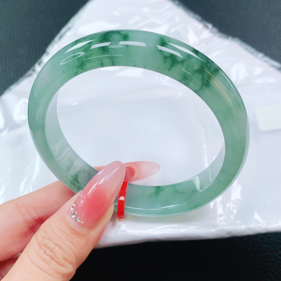 翡翠手镯未镶嵌56圈