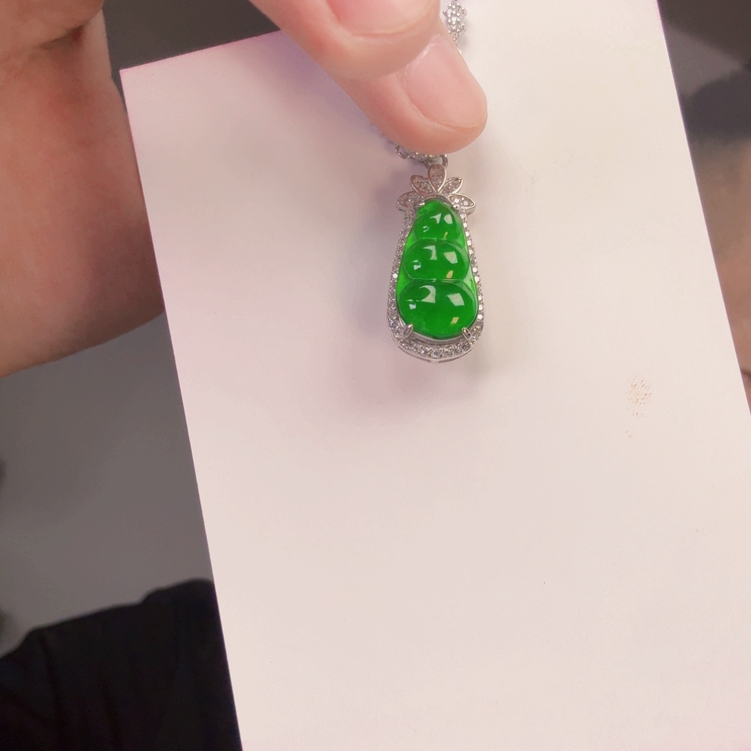 翡翠未镶嵌颈饰一件