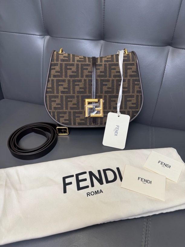 未使用 FENDI/芬迪 芬迪新款经典老花单肩斜挎马鞍包