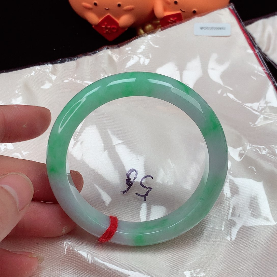 翡翠手镯未镶嵌翡翠