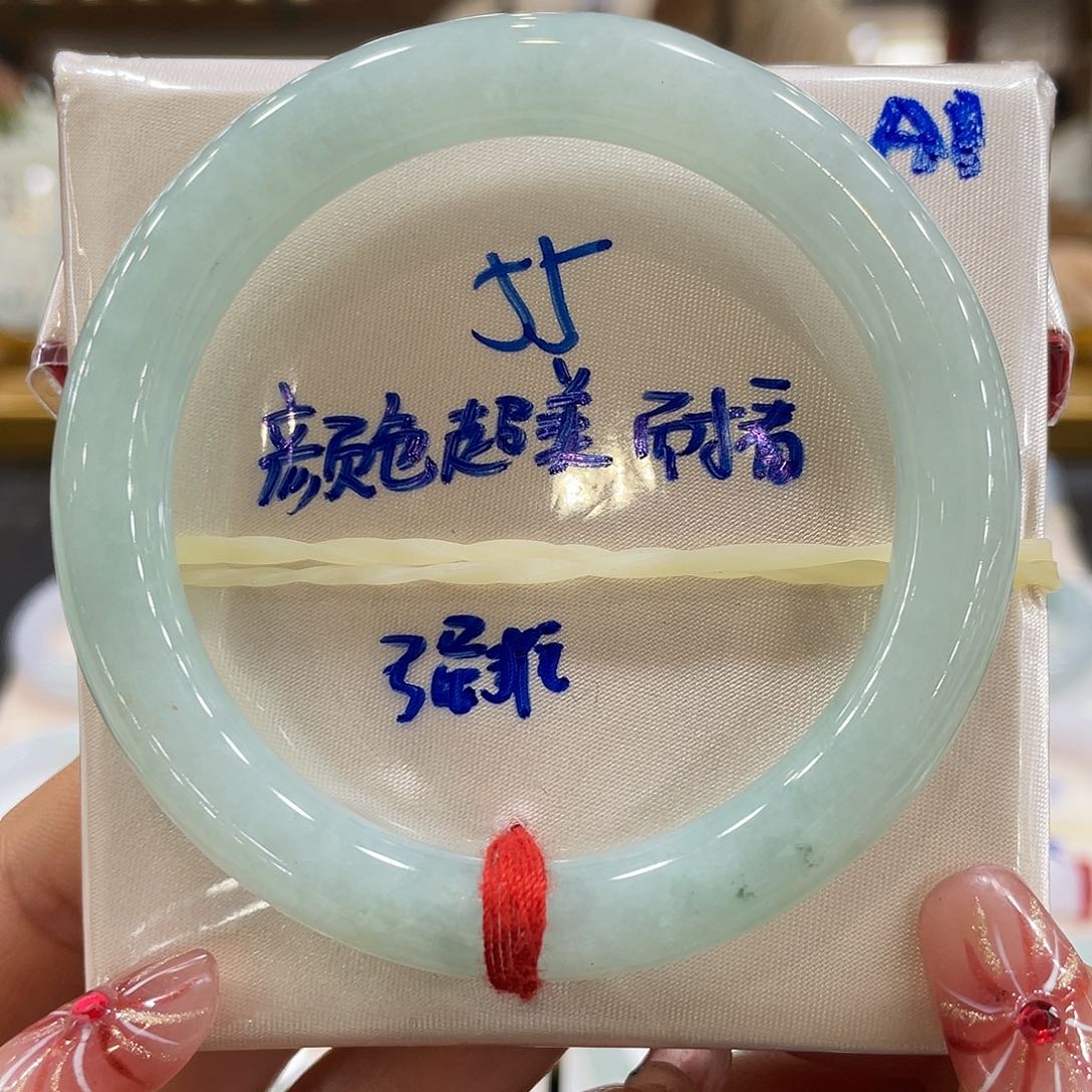 翡翠手镯未镶嵌翡翠手镯