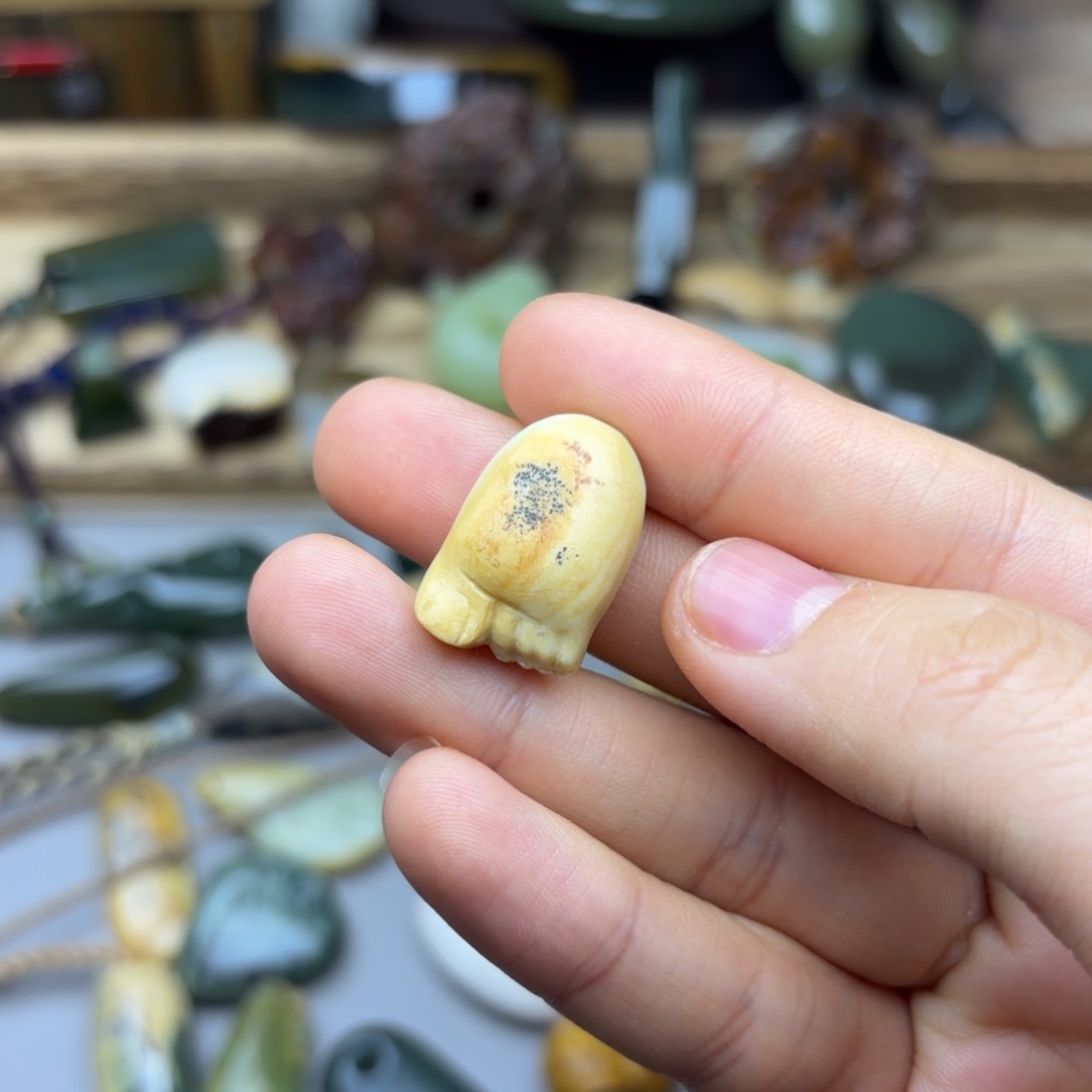 小***月透闪石质玉未镶嵌颈饰