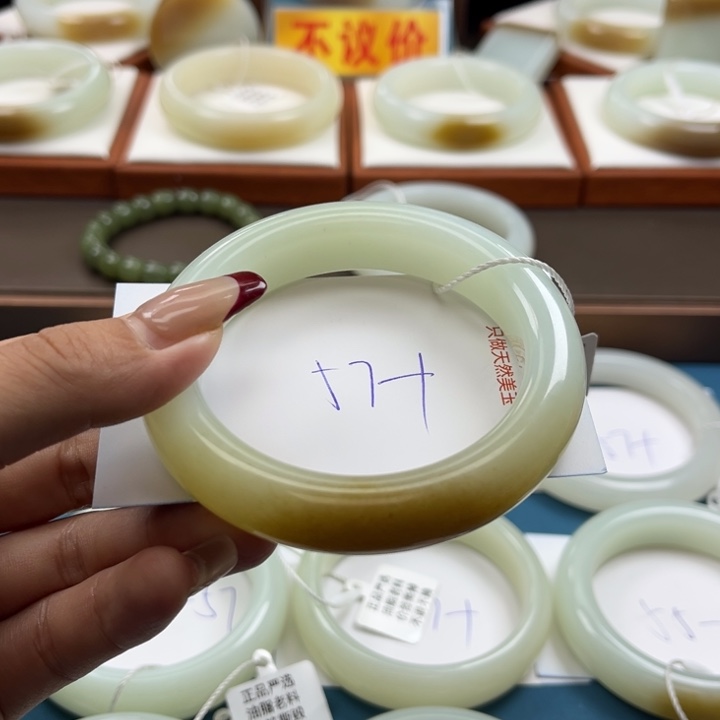 和田玉手镯未镶嵌