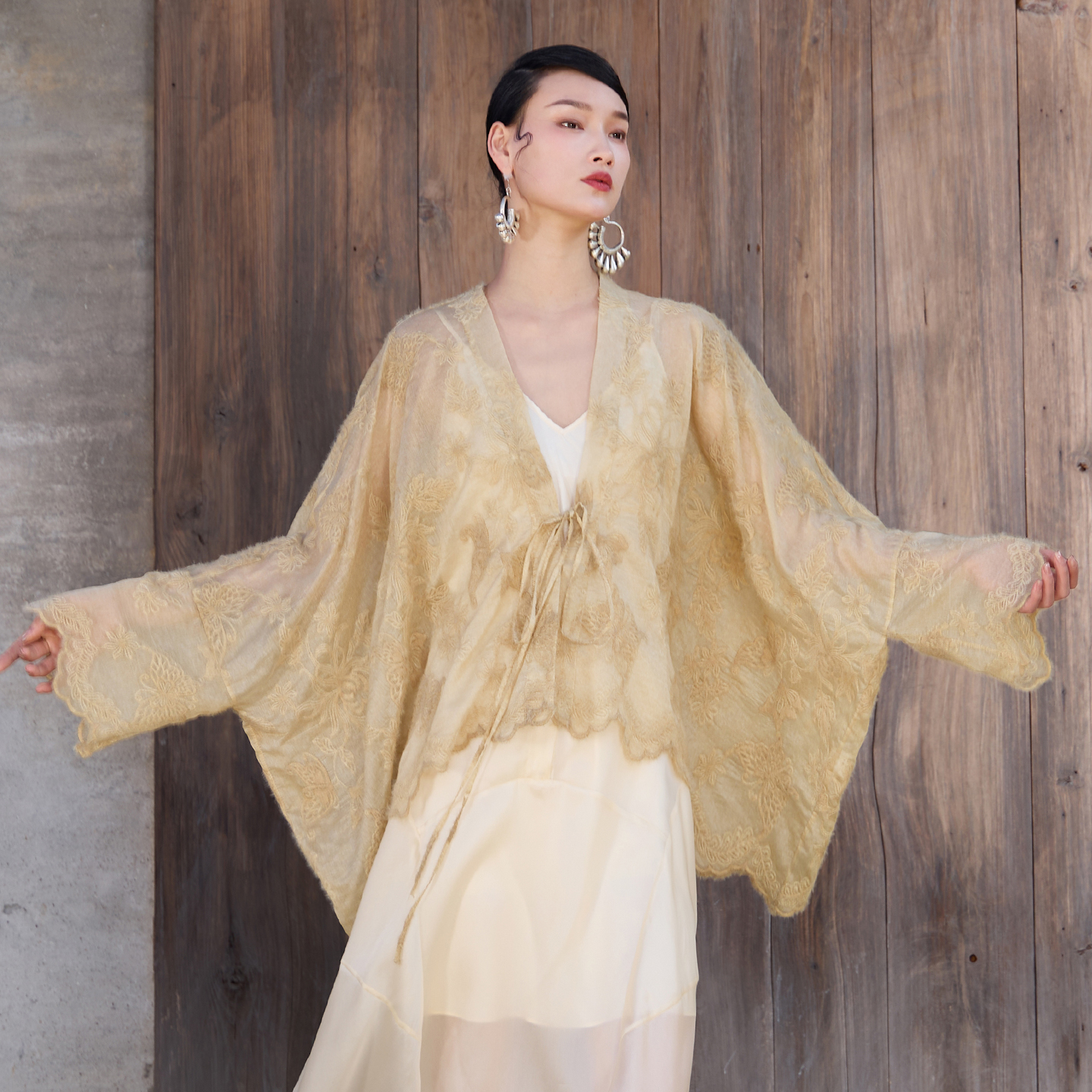 界内界外蝙蝠袖V领薄款开衫复古刺绣外披做旧防晒短外套J52D1062