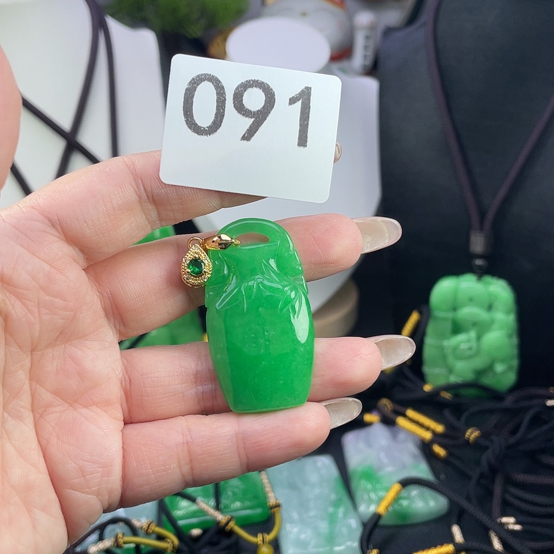 翡翠未镶嵌吊坠(赠链)