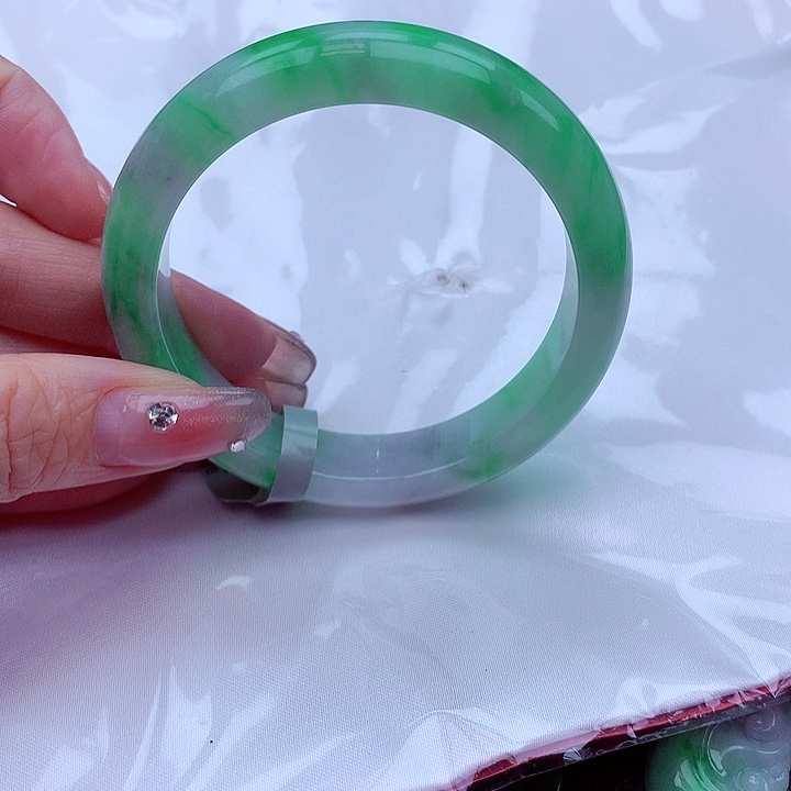 翡翠手镯未镶嵌翡翠