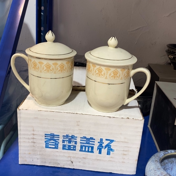 瓷片春蕾象牙瓷盖杯一对