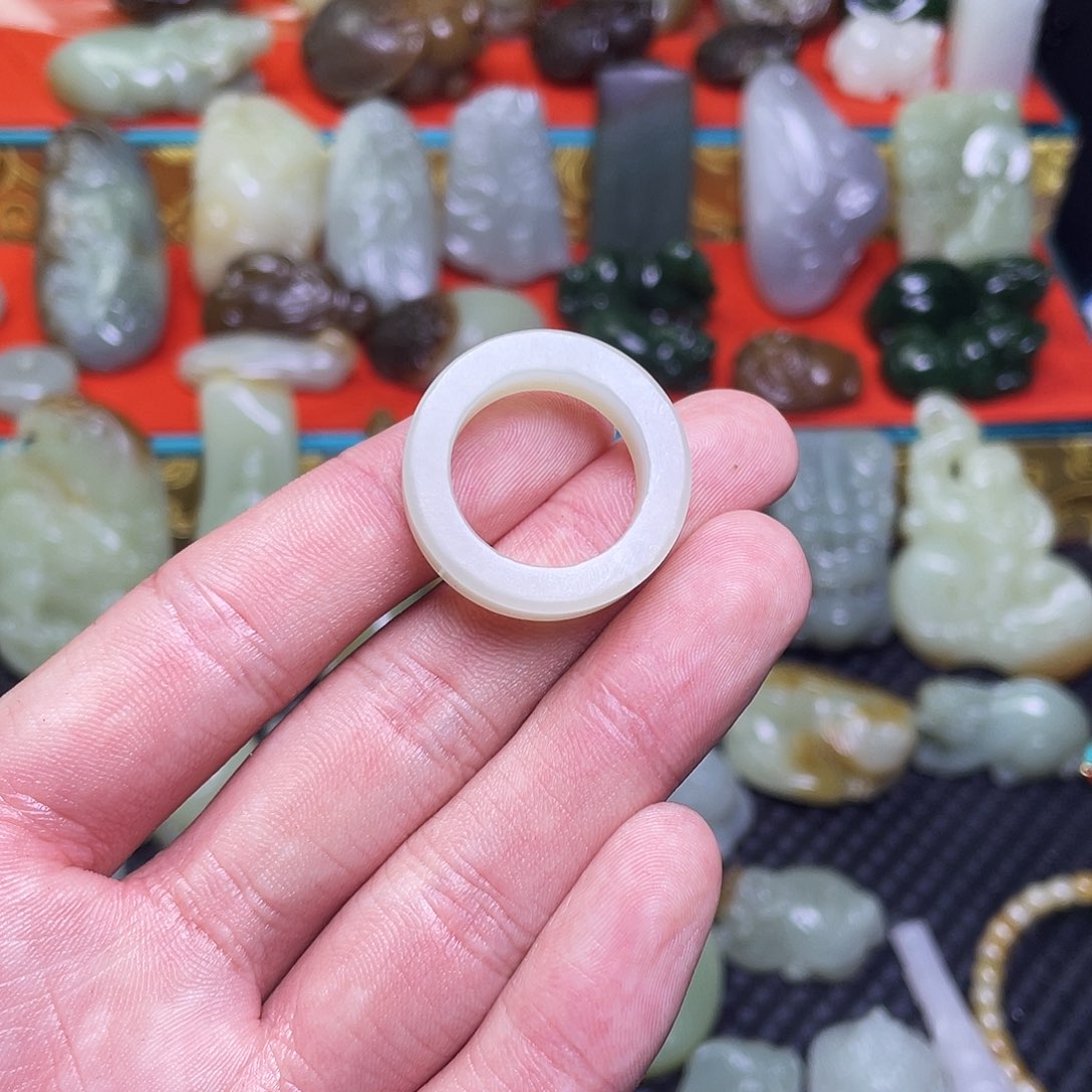 落***蝉和田玉未镶嵌颈饰