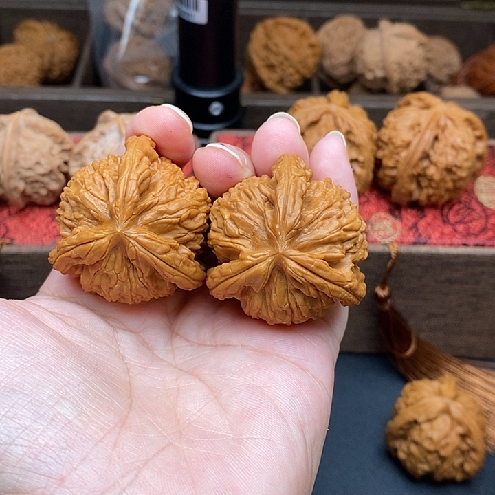 刘***良文玩核桃把件白奔