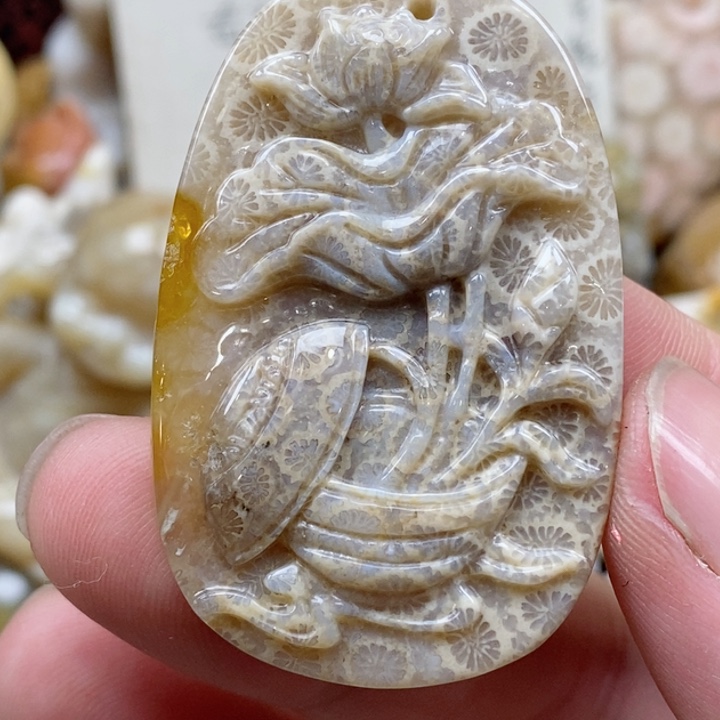 颈饰未镶嵌硅化珊瑚（珊瑚玉）