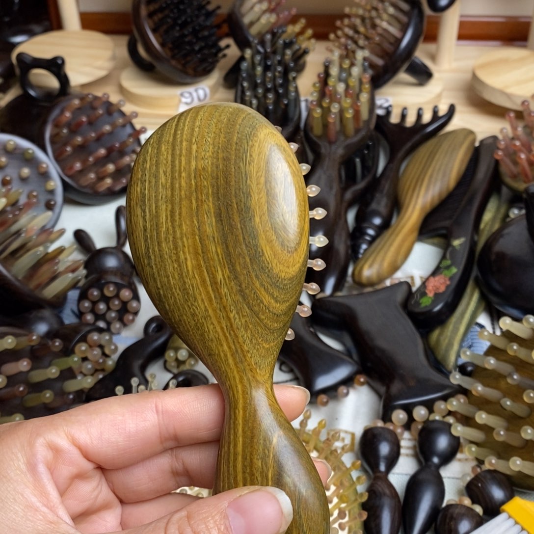 绿潭气垫梳头发的